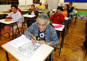 Em Paraíso do Norte adultos que não sabem ler e escrever ganham auxílio em dinheiro para frequentar curso de alfabetização